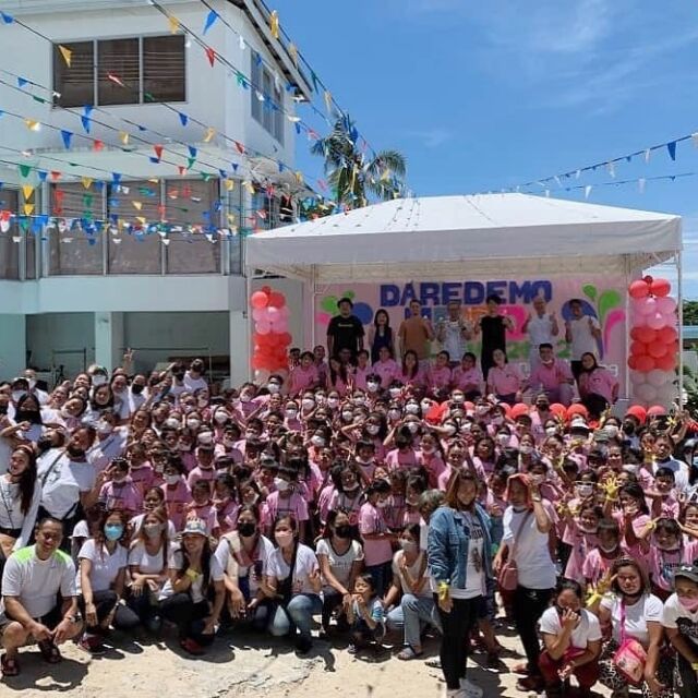 .
【提携先インタビュー#04】
「セブの貧困層から未来のリーダーを育てる、
NPO法人DAREDEMO HERO」
を公開しました。
.
フィリピン・セブ島で、
志をもって「がんばる子どもたち」に
教育の機会を提供し、
彼らの夢の実現を応援している
NPO法人DAREDEMO HEROに、
当社の寄付プロジェクト「UU Fund」で
寄付を行いました。
.
今回のインタビューでは、
DAREDEMO HERO代表の内山さんに、
お話を伺いました。
.
ぜひ @harch_inc のプロフィールの
サイトからご覧ください！
.
#ハーチ株式会社 #daredemohero #セブ #フィリピン #寄付プロジェクト #未来のリーダー #誰でもヒーロー #NPO